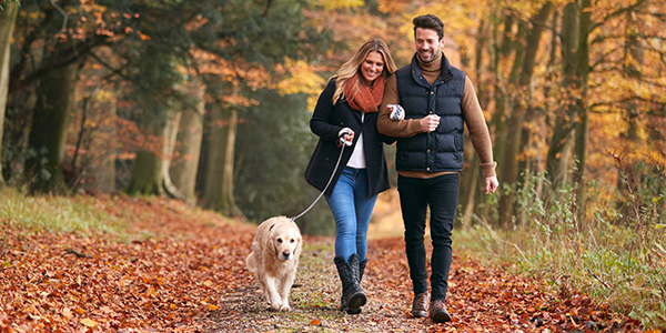 RedCare Multivitamin - Fröhliches Paar in der Natur
