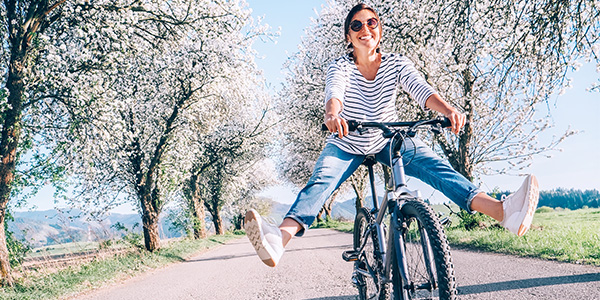 Frau auf Fahrrad