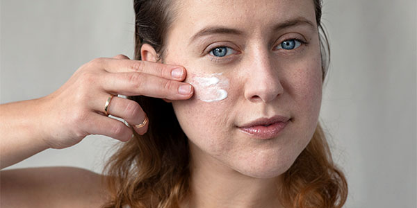 SKINTIST CLEAR Produktlinie - Frau mit unreiner Haut