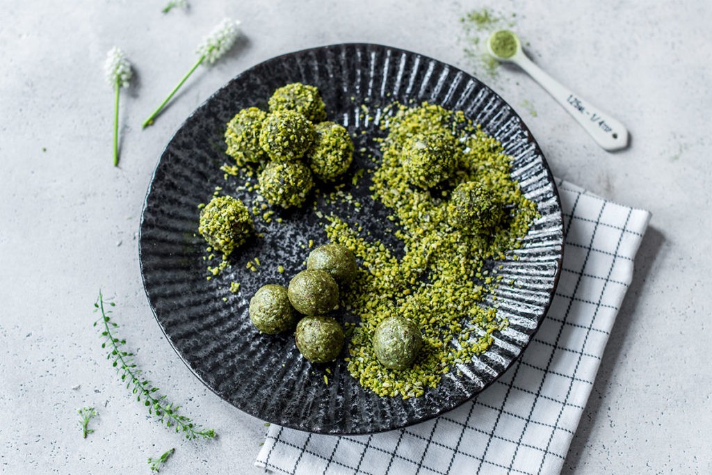 Matcha Bliss Balls mit Kürbiskernmus und Pistazien